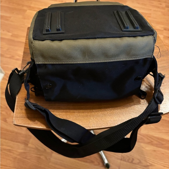 Canon 100EG Custom Gadget Bag
Water-repellent nylon
Carry handle
Shoulder strap - Picture 7 of 10